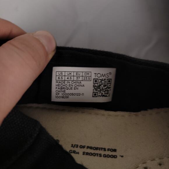 Toms Classic Canvas Slip On Shoe Size W 6.5 Black Minimalist Comfort Travel Chic - Picture 7 of 8